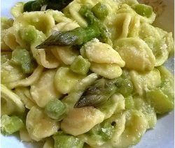 Orecchiette con crema di asparagi - la cucina pugliese