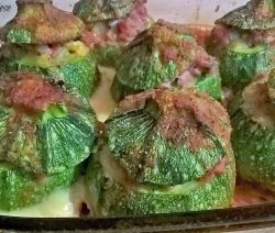 Zucchine tonde al forno ripiene di carne - la cucina pugliese