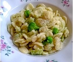 Pasta con crema di broccoli e stracchino - la cucina pugliese