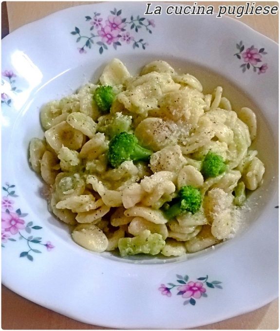 Pasta con crema di broccoli e stracchino - un primo piatto facile e gustoso. Ecco la ricetta!