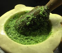 Pesto alla genovese - la cucina pugliese