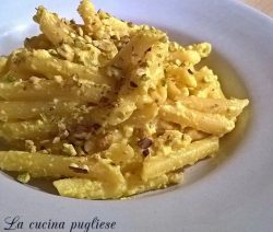 Pasta con ricotta, zafferano e granella di pistacchi - la cucina pugliese