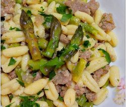 Cavatelli asparagi e salsiccia - la cucina pugliese