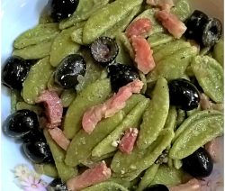 Foglie di ulivo con olive e pancetta - la cucina pugliese