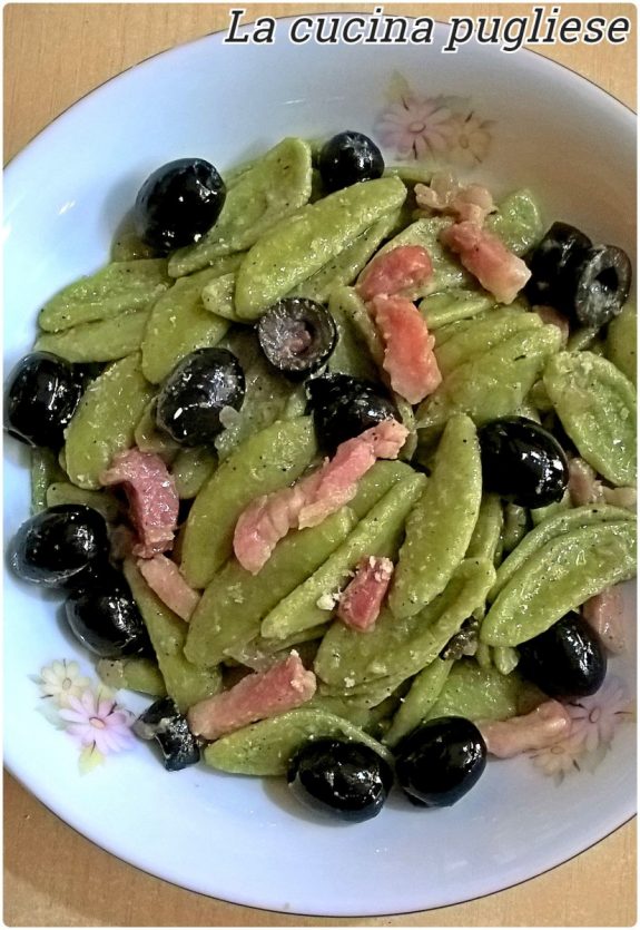 Foglie di ulivo con olive e pancetta - un primo piatto semplice, veloce e delizioso. Ecco la ricetta!